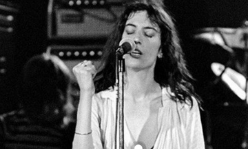 Patti Smith: Because the night - Από το κώλυμα του Springsteen στο «στήσιμο» του φίλου της (vid)
