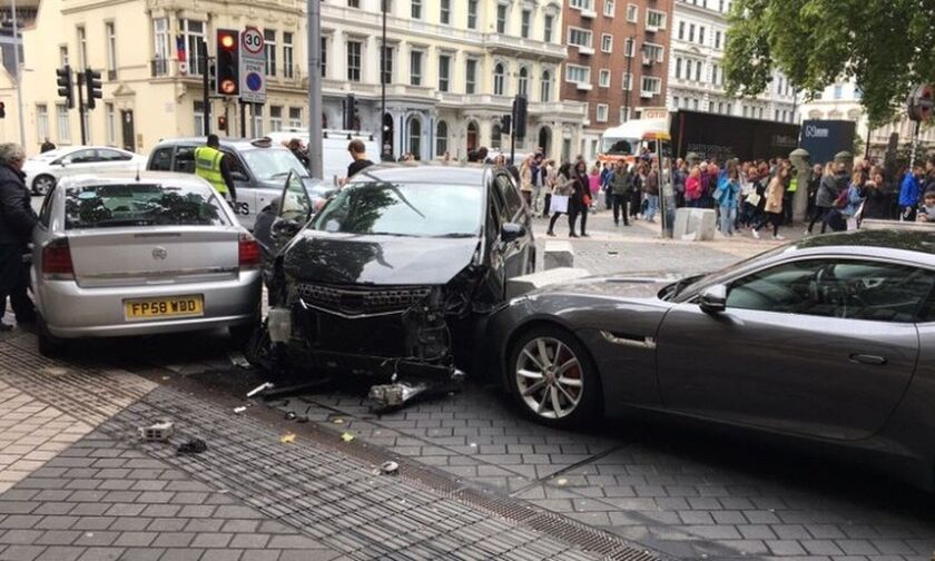 Αυτοκίνητο έπεσε σε πεζούς στο ανατολικό Λονδίνο