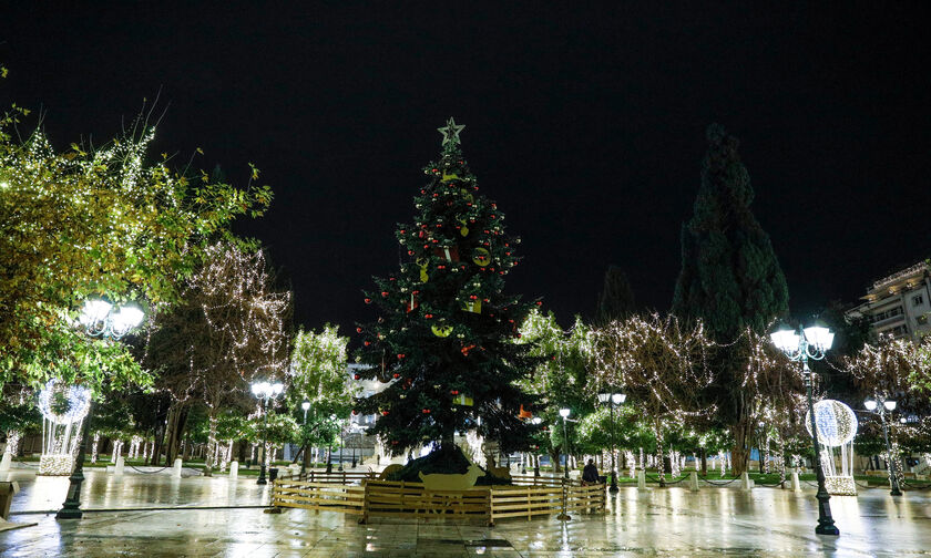 Στολίστηκε χριστουγεννιάτικα η πλατεία Συντάγματος (pics)