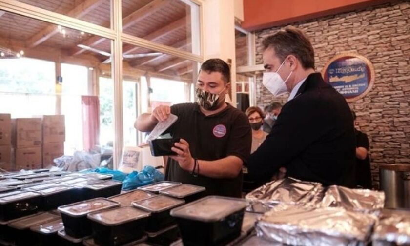 Μερίδες φαγητού και δώρα μοίρασε ο πρωθυπουργός σε ταβέρνα στο Κερατσίνι