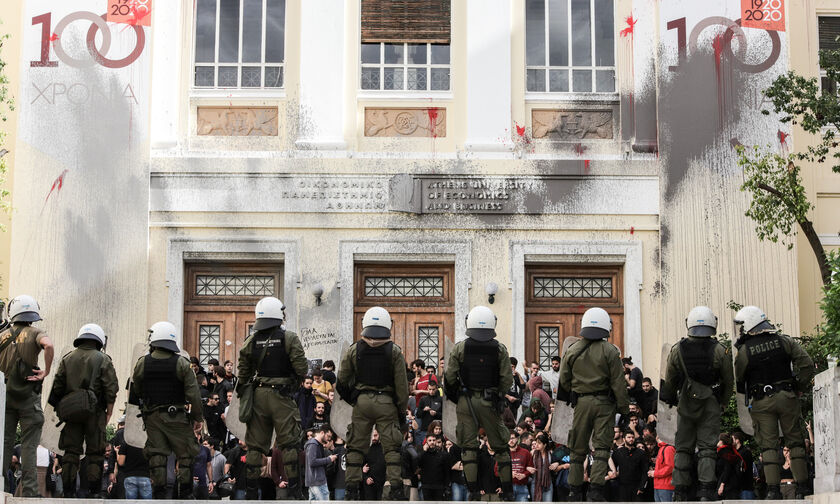 Ελεύθεροι οι 8 κατηγορούμενοι για την επίθεση σε βάρος του πρύτανη της ΑΣΟΕΕ (vid)