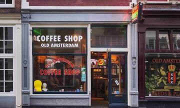 Άμστερνταμ:  Mελετούν απαγόρευση εισόδου των τουριστών στα coffeeshops για ναρκωτικά 