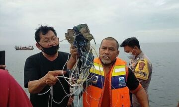Ινδονησία: Βρέθηκαν συντρίμμια από την πτήση του αγνοούνταν (pics-vids)