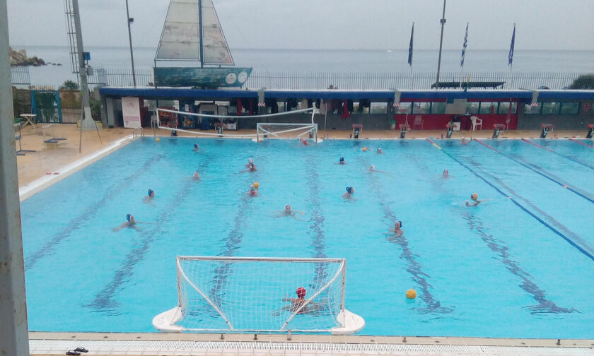 Πρωταθλητές Ευρώπης προπονούνται στην ανοιχτή πισίνα με κρύο και βροχή!