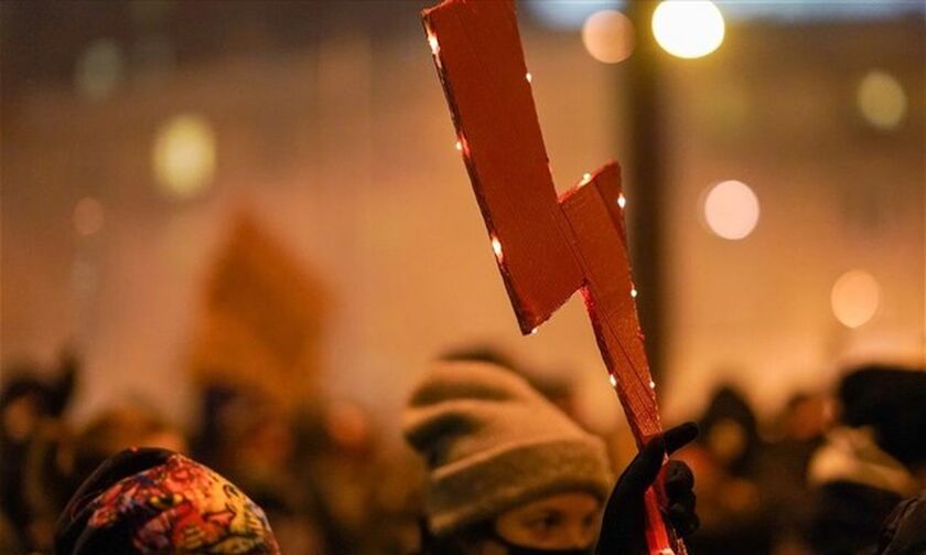 Πολωνία: Διαδηλώσεις για τρίτη συνεχόμενη νύχτα μετά την απαγόρευση των αμβλώσεων
