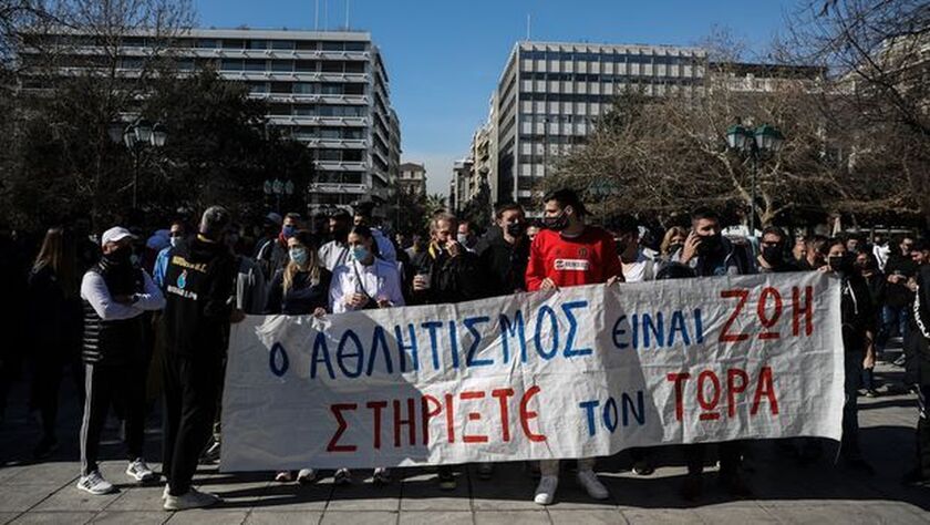 Δυναμική συγκέντρωση από αθλητές στο Σύνταγμα (pics)