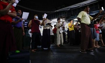 Μιανμάρ: Εκατοντάδες διαδηλώνουν κατά του πραξικοπήματος