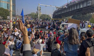 Μιανμάρ: Νέες μαζικές κινητοποιήσεις εναντίον του πραξικοπήματος παρά τις απαγορεύσεις