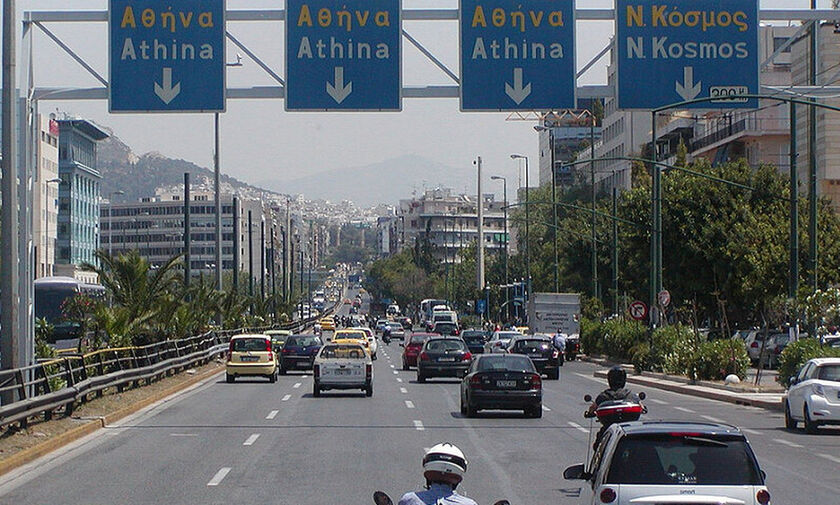 Λεωφόρος Συγγρού: Οδηγός έπεσε με το αυτοκίνητό του από γέφυρα και δεν έπαθε τίποτα! (pic)