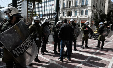 Αθήνα: Επεισόδια στο Σύνταγμα - Προσήχθη και ο Έκτορας Κουφοντίνας
