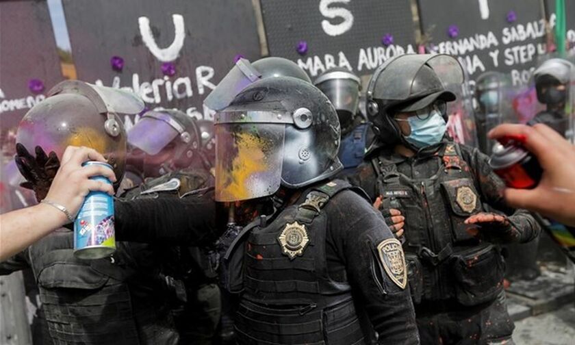 Μεξικό: Εντάσεις μεταξύ αστυνομίας και διαδηλωτών σε διαδήλωση για την Παγκόσμια Ημέρα της Γυναίκας