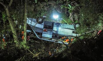 Ινδονησία: 27 νεκροί μετά από πτώση λεωφορείου σε χαράδρα 