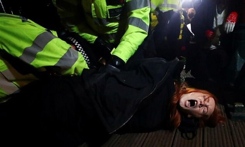 Αγγλία: Έντονη κριτική για την αντίδραση της αστυνομίας σε αγρυπνία στη μνήμη της Σάρα Έβεραρντ