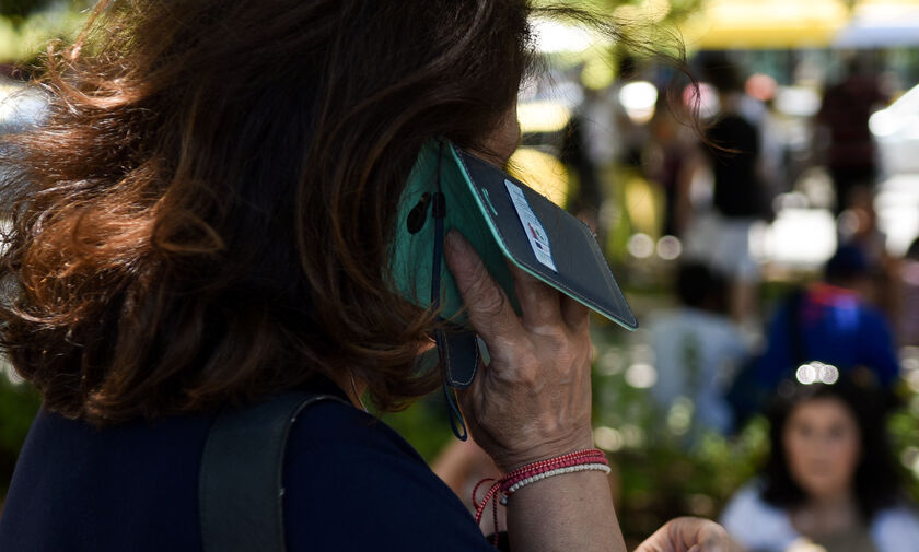 Γιατί δεν πρέπει να φορτίζουμε δίπλα μας το κινητό όταν κοιμόμαστε