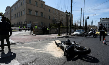 Τροχαίο στη Βουλή: Βρέθηκε ο διανομέας, αναζητείται ο οδηγός ταξί