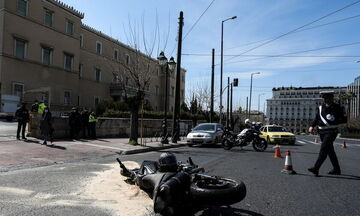 Τροχαίο στη Βουλή: «Ξήλωσαν» τον τροχονόμο που μίλησε απρεπώς και έδιωξε αυτόπτη μάρτυρα