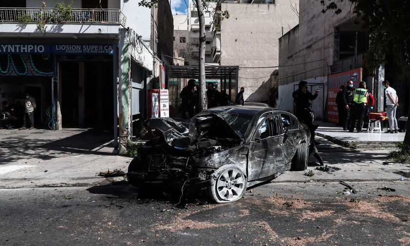 Καταδίωξη στην οδό Λιοσίων με τέσσερις τραυματίες - Κλεμμένο ΙΧ έπεσε σε δυο μοτοσικλέτες