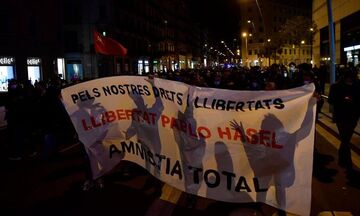 Ισπανία: Εκατοντάδες διαδηλωτές ζητούν να αφεθεί ελεύθερος ο ράπερ Πάμπλο Χασέλ