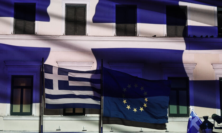 H ελληνική σημαία σε όλο τον κόσμο (vid)