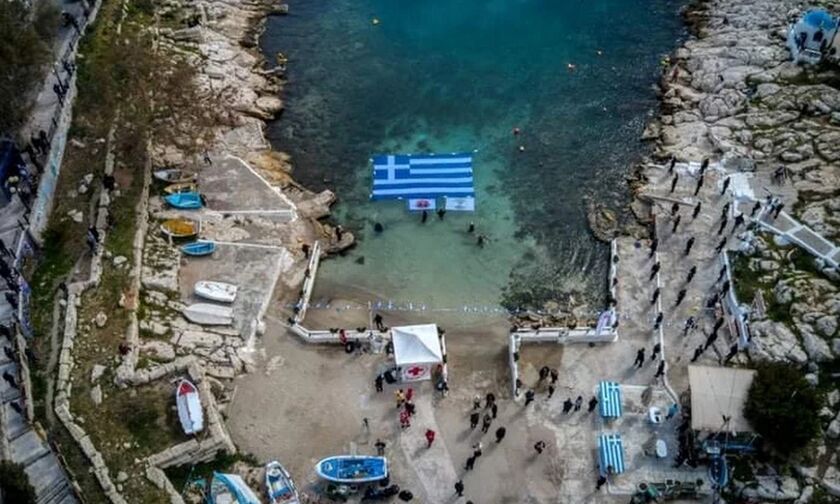 Πειραιάς: Εντυπωσιακή η ελληνική σημαία στα νερά της Πειραϊκής (vid)