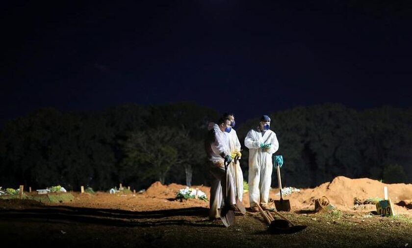 Βραζιλία: 3.769 θάνατοι σε 24 ώρες - Αδειάζουν παλιούς τάφους για τα θύματα