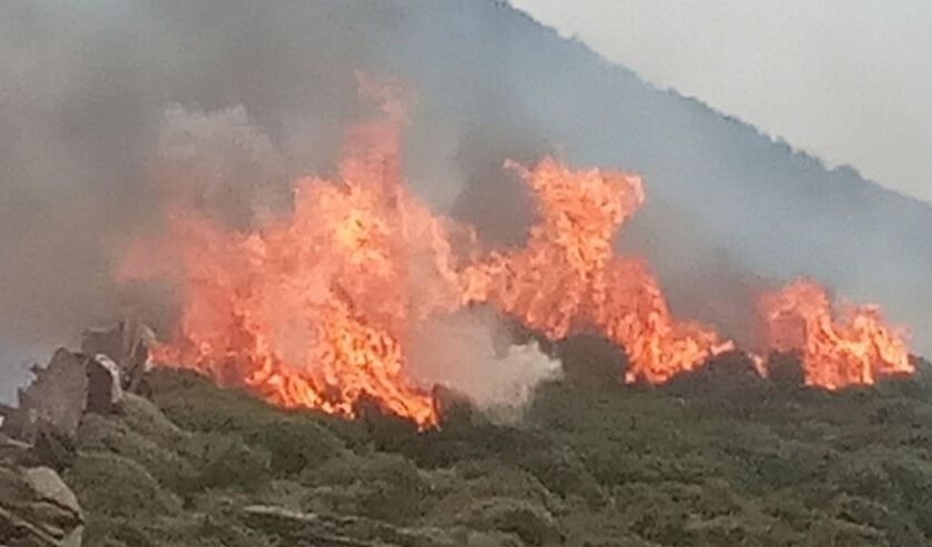 Άνδρος: Μαίνεται η μεγάλη πυρκαγιά – Εκκενώθηκαν δύο χωριά