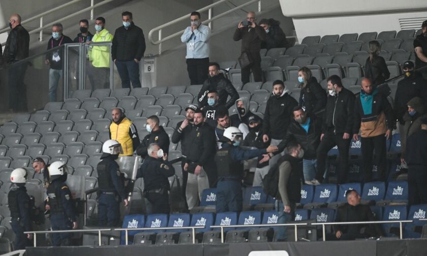 Έξαλλοι οπαδοί της ΑΕΚ με τον «γατούλη» Μελισσανίδη και τον «αποτυχημένεθ» Χιμένεθ