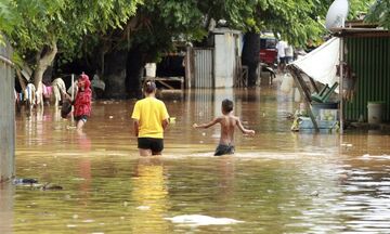 Σχεδόν 160 νεκροί από τις πλημμύρες σε Ινδονησία και Ανατολικό Τιμόρ