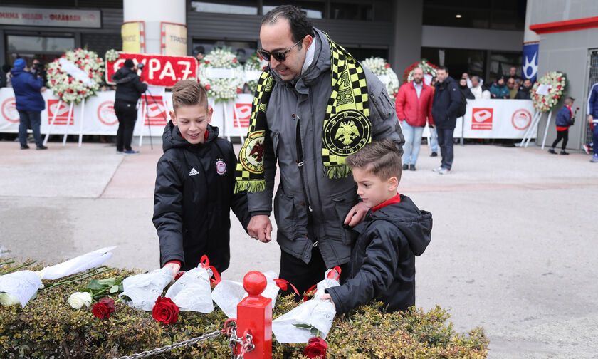 Ο Ολυμπιακός στο πλευρό του φιλάθλου της ΑΕΚ που τίμησε με τα παιδιά του τα θύματα της Θύρας 7 (pic)