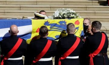Κηδεία Φίλιππου:  Η ελληνική σημαία που συνόδευσε στην τελευταία του κατοικία τον πρίγκιπα  