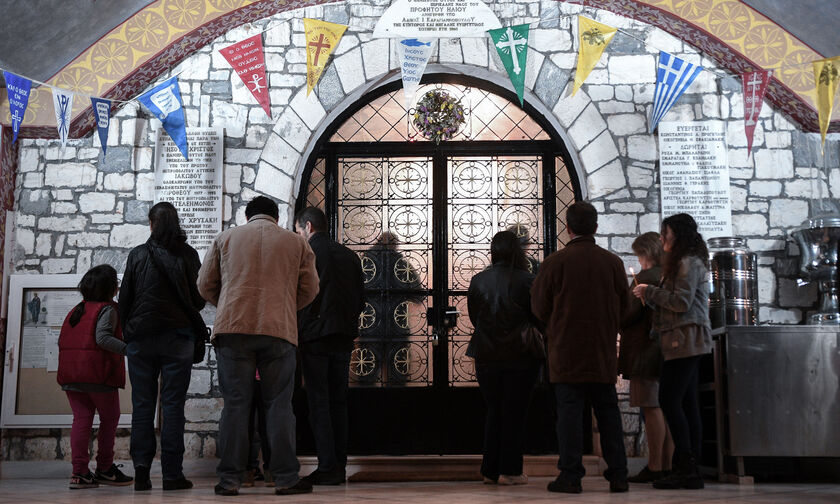 Πάσχα: «Χριστός ανέστη» στις 9:00 το βράδυ και έξω από τις εκκλησίες - Τι αποφάσισε η Ιερά Σύνοδος