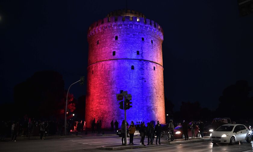 Θεσσαλονίκη: Πορεία και φωταγώγηση του Λευκού Πύργου για τη Γενοκτονία των Αρμενίων (pics)