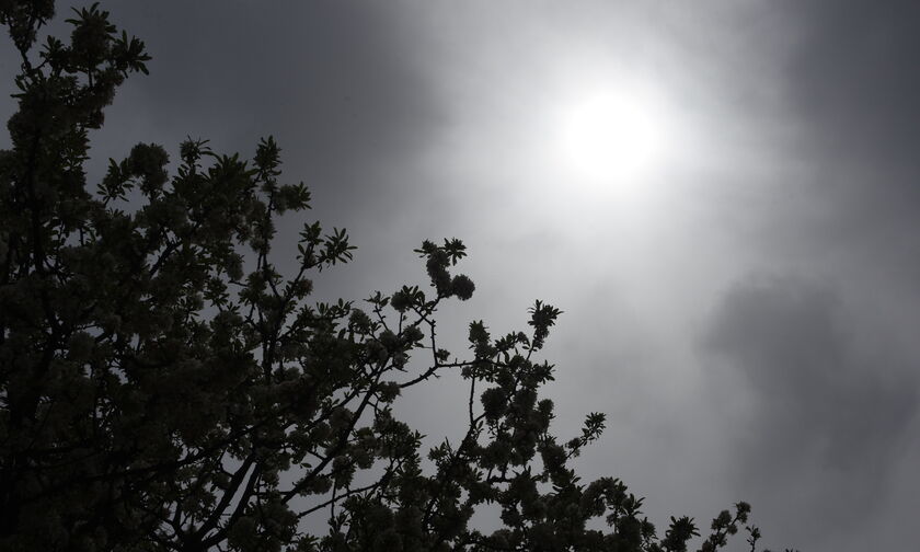 Καιρός: Κυριακή του Πάσχα με συννεφιά, ζέστη και αφρικανική σκόνη