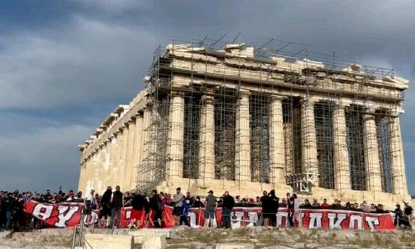 Οπαδοί του Ολυμπιακού σήκωσαν πανό στην Ακρόπολη