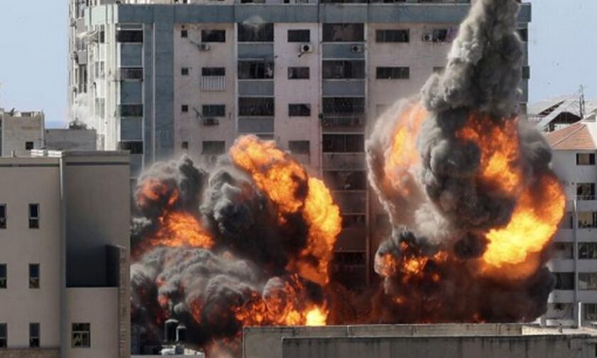 Η συγκλονιστική στιγμή που καταρρέει με βομβαρδισμό Ισραηλινών, κτίριο της Al Jazeera στη Γάζα (vid)