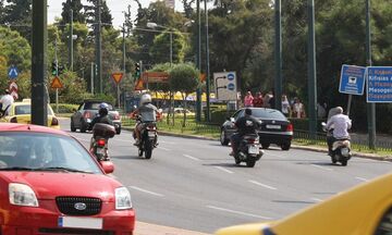 Οδήγηση δικύκλου με άδεια αυτοκινήτου: Τι επιτρέπεται