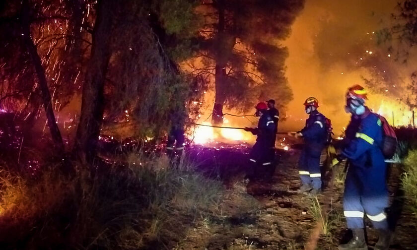 Κόρινθος: Μαίνεται η φωτιά στο Σχίνο Λουτρακίου - Εκκενώθηκαν δύο χωριά, ζημιές σε σπίτια