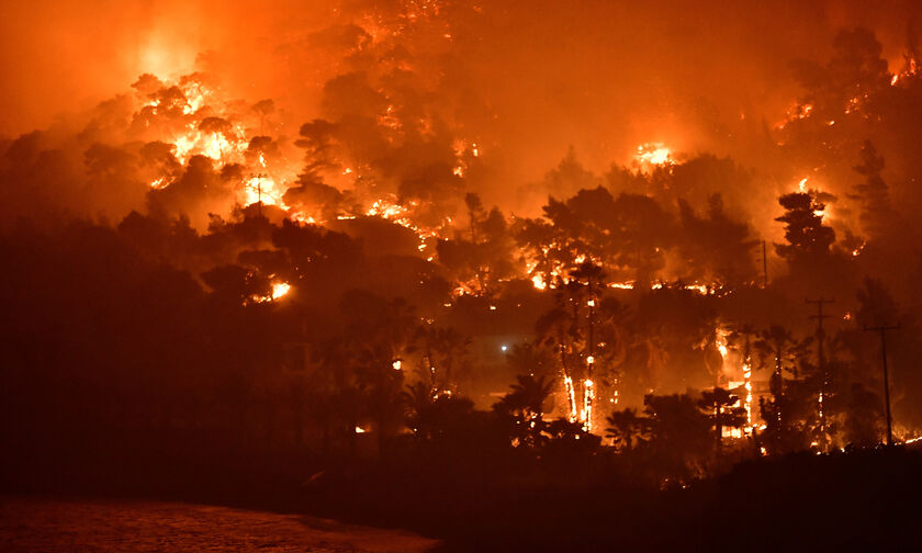 Κορινθία: Απομακρύνονται προληπτικά οι κάτοικοι του Αλεποχωρίου, λόγω της μεγάλης πυρκαγίας