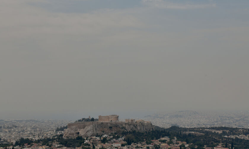 Φωτιά στον Σχίνο: Πυκνός καπνός στο Λεκανοπέδιο, αποπνικτική ατμόσφαιρα και στάχτη στα μπαλκόνια!