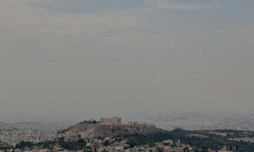 Φωτιά στον Σχίνο: Πυκνός καπνός στο Λεκανοπέδιο, αποπνικτική ατμόσφαιρα και στάχτη στα μπαλκόνια!