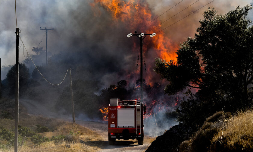 Πυρκαγιά στην Κερατέα - Κοντά σε σπίτια