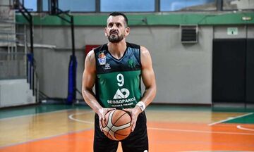 Νίκος Πέττας: Συνεχίζει ακάθεκτος στα 40 του! 