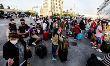 Λιμάνι Πειραιά: Ουρές ταλαιπωρίας λόγω της 24ωρης απεργίας στα πλοία