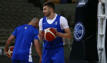 Ρογκαβόπουλος: «Είναι μεγάλη τιμή να βρίσκομαι στην Εθνική ομάδα» (vid)
