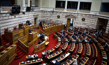 Βουλή: Υπερψηφίστηκε με 158 «ναι» το εργασιακό νομοσχέδιο