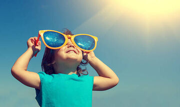 Παιδί και έκθεση στον ήλιο: Οι κανόνες ασφάλειας ανά ηλικία