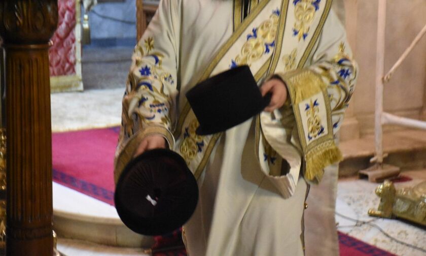 Μονή Πετράκη: Ιερέας έριξε βιτριόλι σε επτά Μητροπολίτες - Μεταφέρθηκαν στο «Λαϊκό»