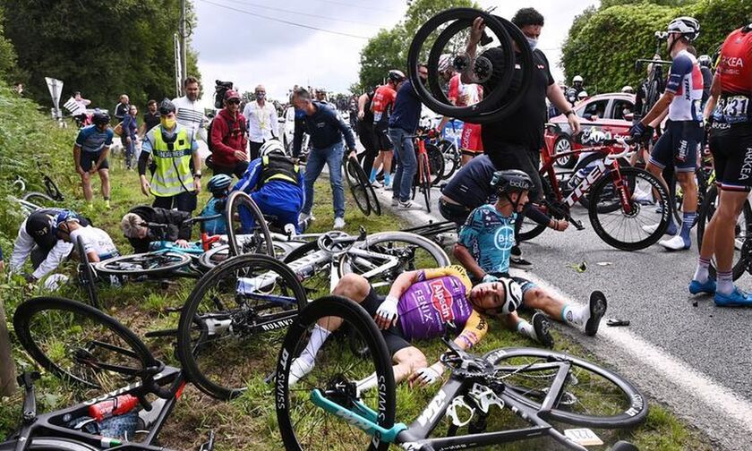 Γαλλία: Αναζητείται από τις Aρχές η γυναίκα που προκάλεσε την καραμπόλα στο Tour de France (vid)