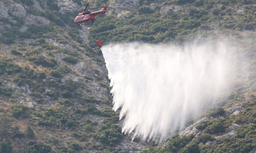 Πυρκαγιές στη Μονεμβασιά Λακωνίας και στα Παλιάμπελα Σαλαμίνας