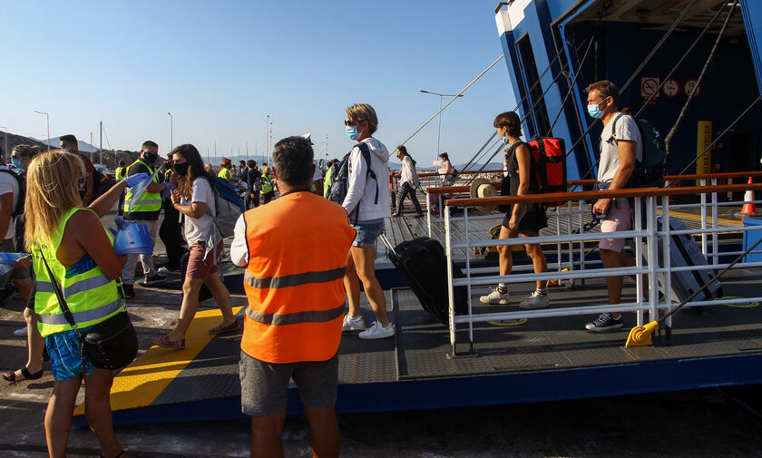 Κορονοϊός: 14 «θετικά» rapid test ταξιδιωτών από την Ίο στο λιμάνι της Ραφήνας